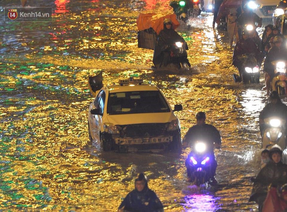 Chùm ảnh: Giao thông qua đường Nguyễn Trãi tê liệt sau cơn mưa lớn như trút nước tối 12/5